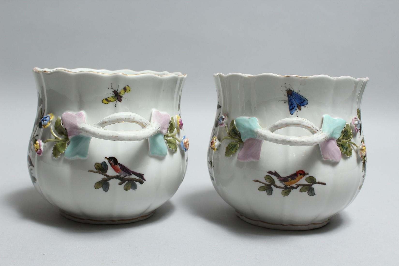 A GOOD PAIR OF DRESDEN PORCELAIN TWO HANDLED CACHE POTS painted and encrusted with birds and flowers - Bild 4 aus 8