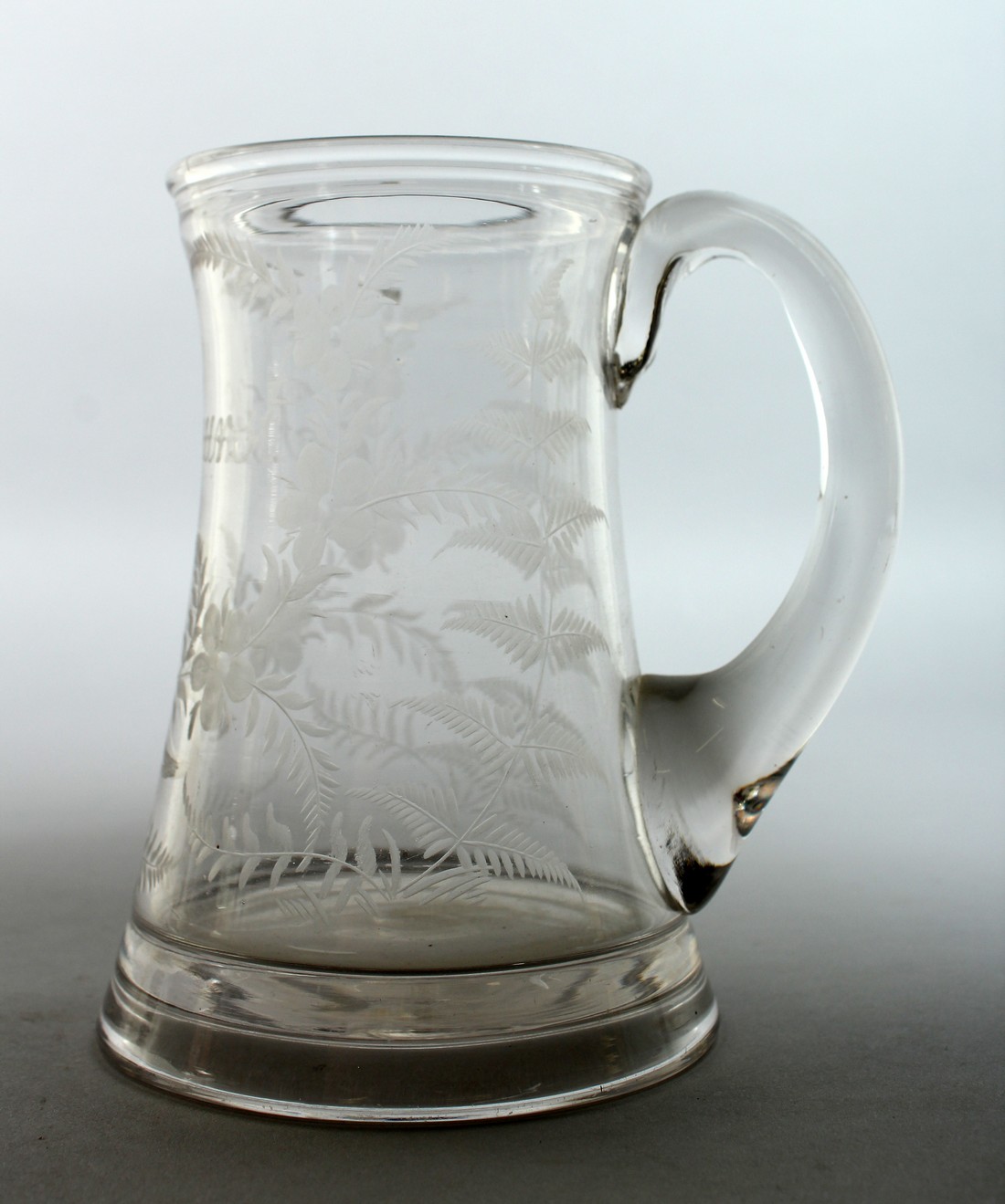 AN EARLY GLASS TANKARD engraved with flowers. T Warhurnt 5.5ins high. - Bild 5 aus 7