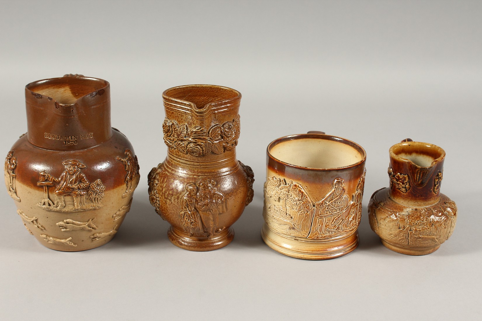 FOUR PIECES OF SALT GLAZE, three jugs and a mug (4). - Bild 5 aus 9
