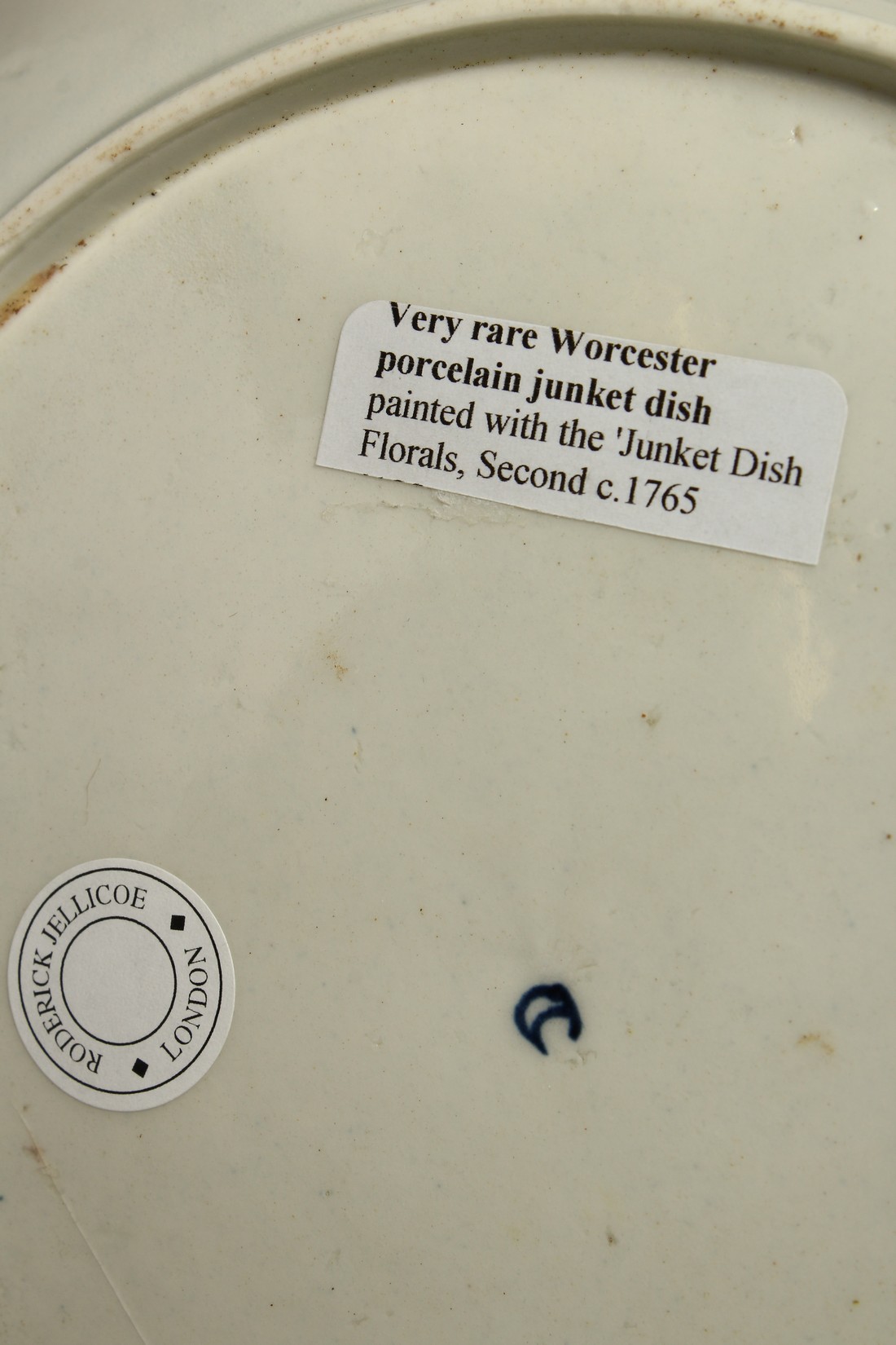 A WORCESTER BLUE AND WHITE CIRCULAR JUNKET DISH, rare, painted with a varient of the junket dish - Bild 7 aus 9