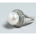 A SILVER AND MARBLE PEARL RING.