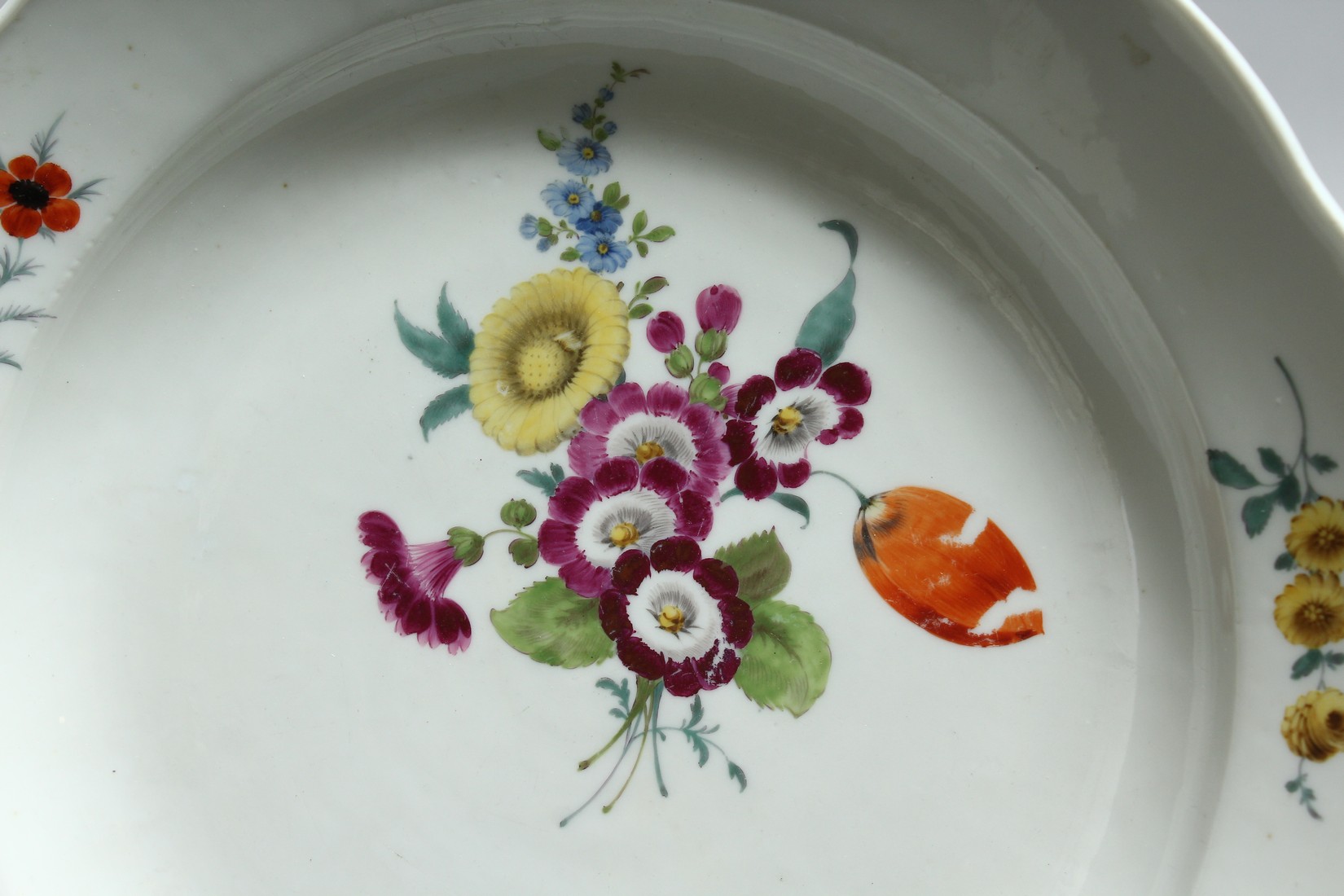 A LARGE 19TH CENTURY MEISSEN PORCELAIN CIRCULAR DISH painted with flowers. Cross swords mark in - Bild 3 aus 5