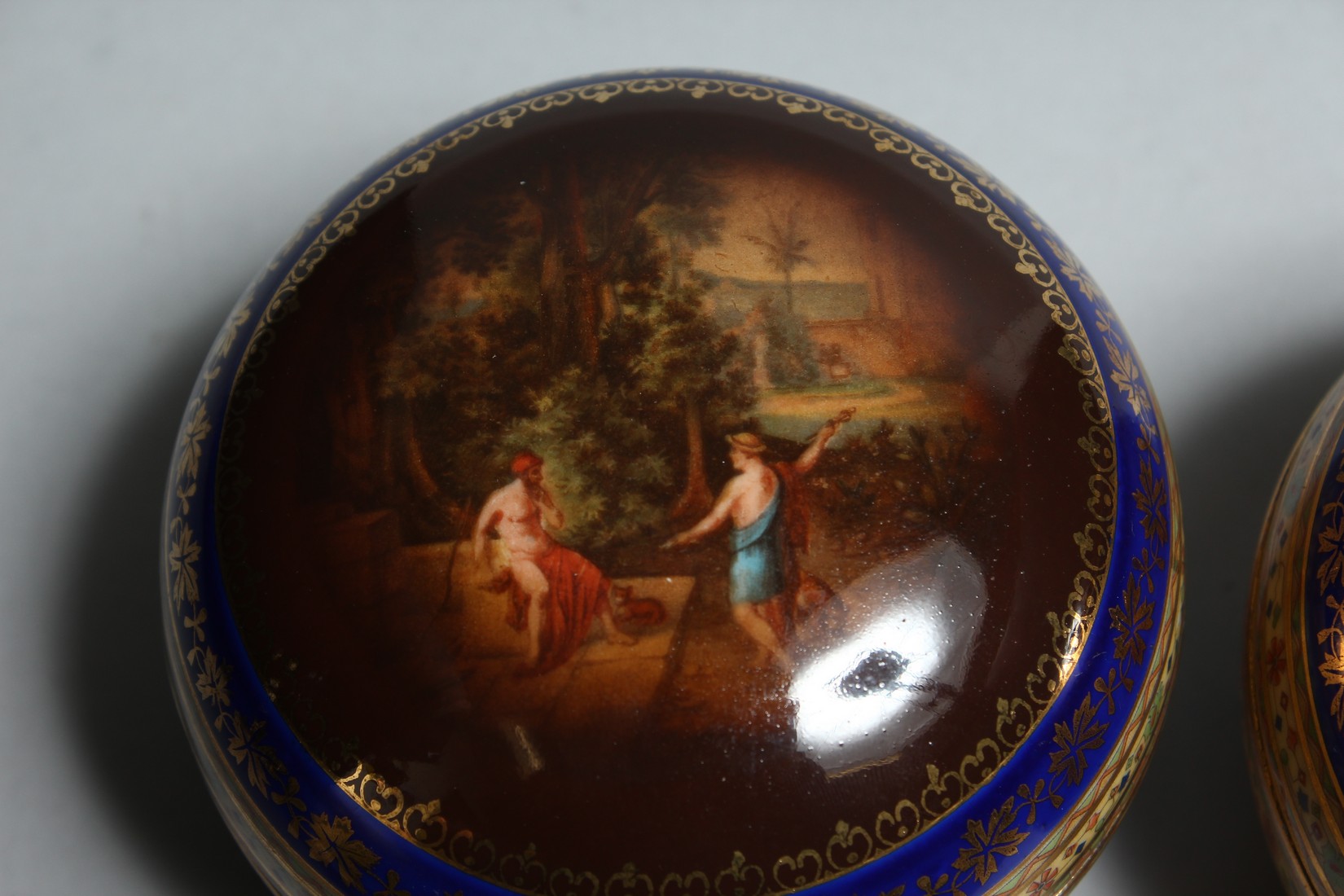 A PAIR OF VIENNA CIRCULAR PORCELAIN BOXES AND COVERS 3.5ins high. - Bild 2 aus 12