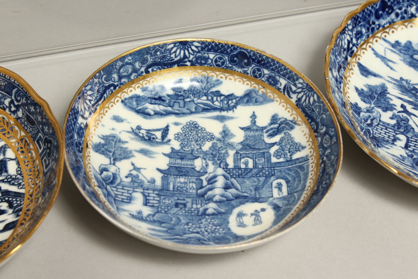 AN 18TH CENTURY CAUGHLEY PORCELAIN PAGODA TEA BOWL AND SAUCER, two Temple tea bowls and saucers, two - Bild 4 aus 8