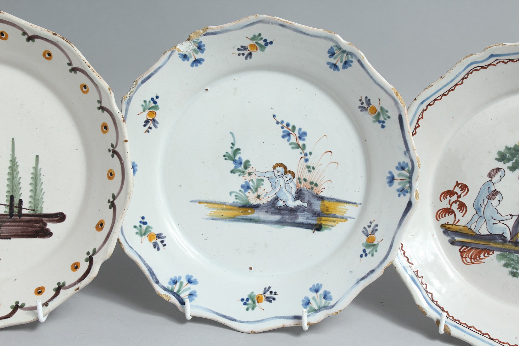 THREE 18TH CENTURY FAIENCE PLATES two with chickens, one with an urn. 8ins diameter. - Bild 3 aus 8