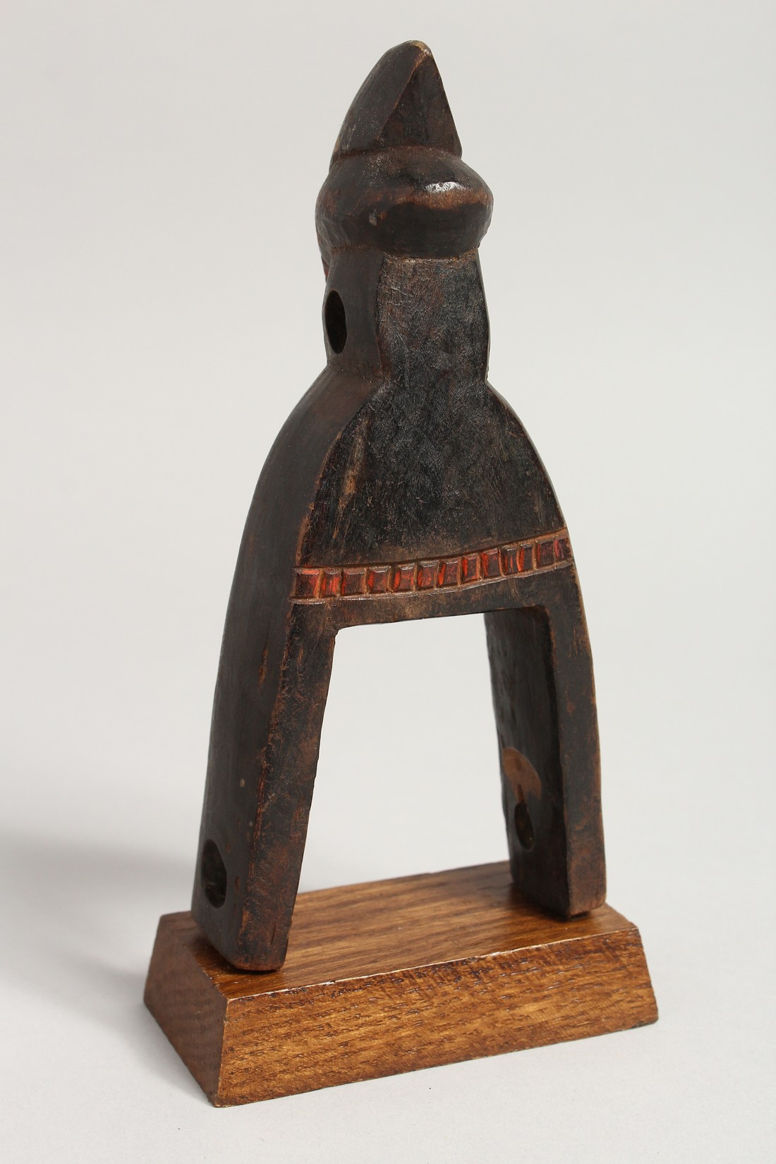 A TRIBAL WOODEN PULLEY BIRD'S HEAD. 7.5ins. - Image 3 of 4