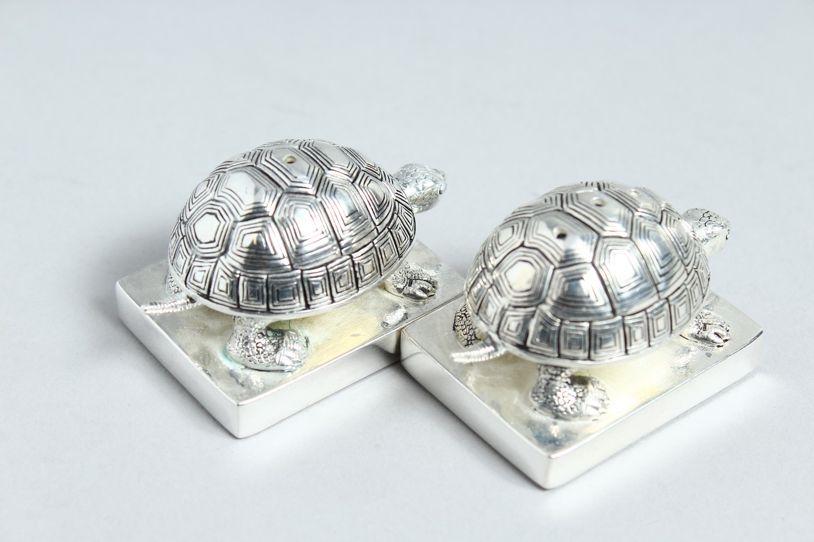 A PAIR OF .800 TORTOISE SALT AND PEPPERS. - Bild 2 aus 2