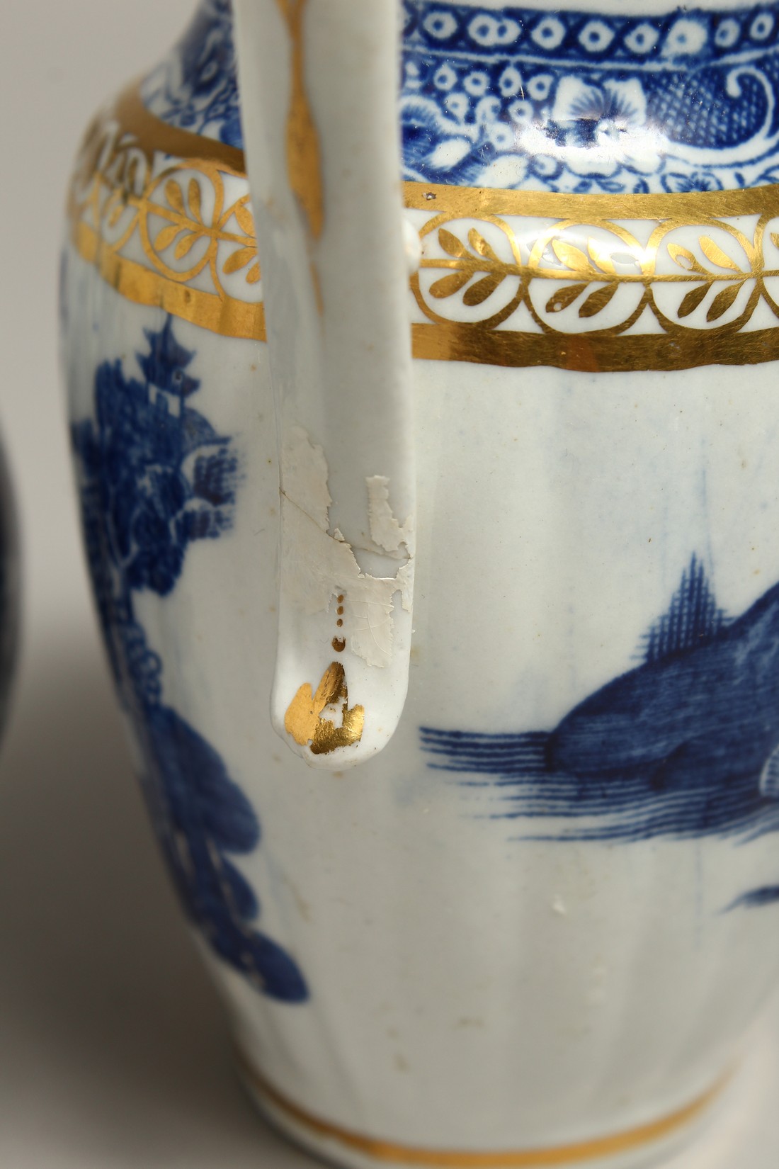 AN 18TH CENTRUY CAUGHLEY JUG printed with the Fence pattern and a Late Caughley jug printed with a - Bild 6 aus 7