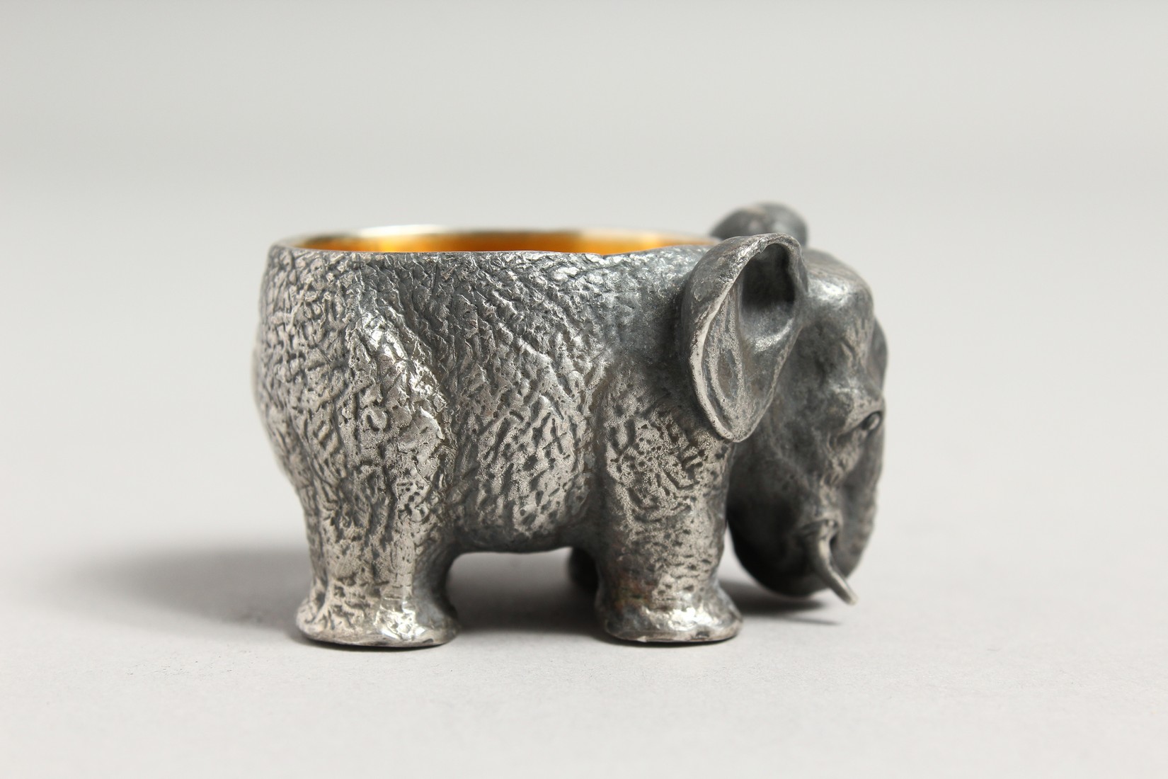 A RUSSIAN SILVER ELEPHANT SALT with gilt bowl. Bears mark, 84. Length 1.75ins Weight 127g - Bild 3 aus 8