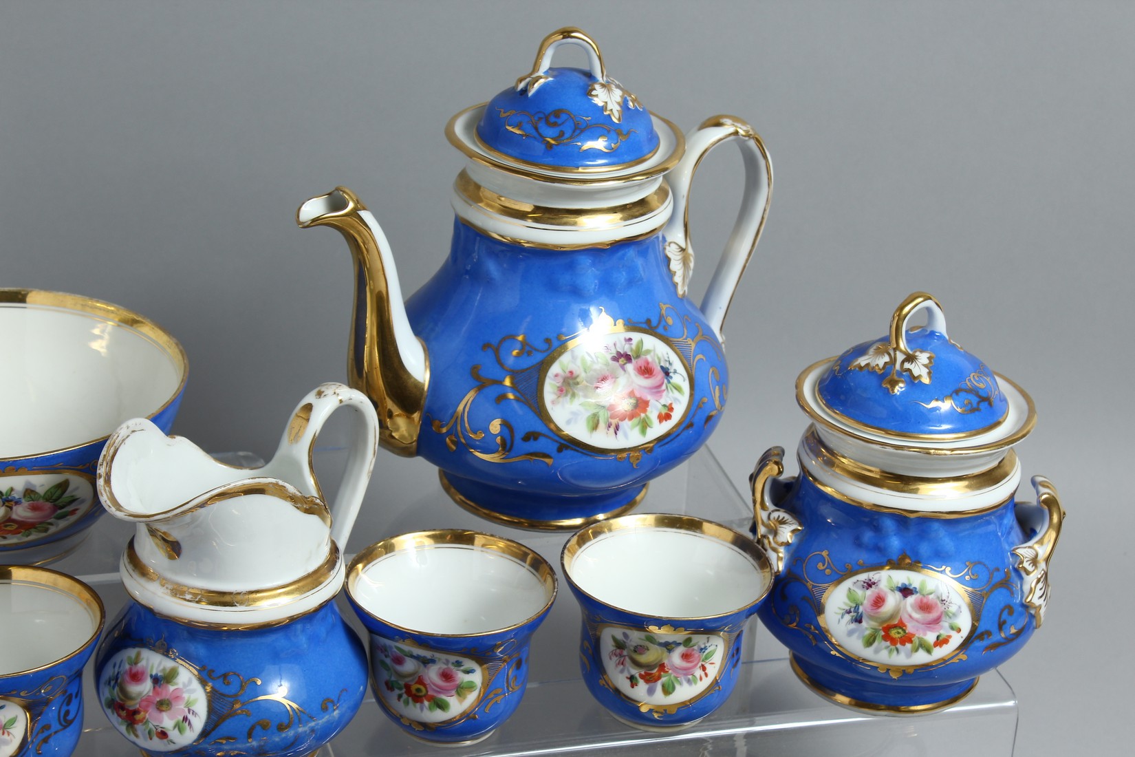 A CONTINENTAL BLUE GROUND PORCELAIN TEA SET comprising tea pot, sugar bowl, milk jug, bowl, bowl and - Bild 2 aus 10