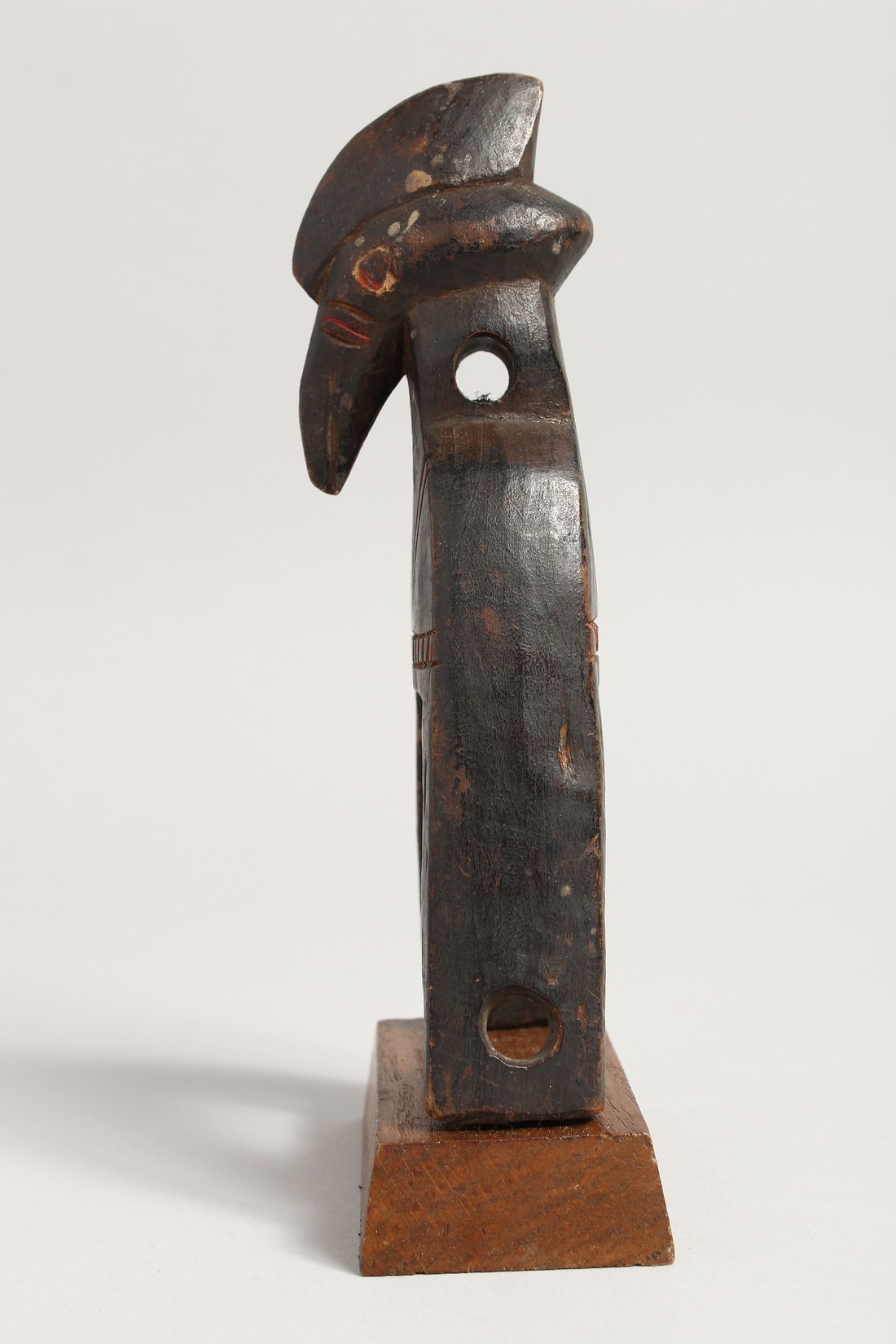 A TRIBAL WOODEN PULLEY BIRD'S HEAD. 7.5ins. - Image 4 of 4