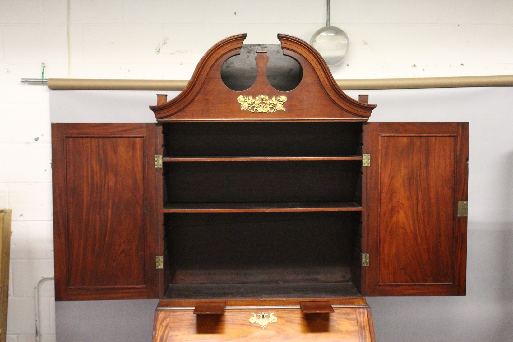 A SUPERB 18TH CENTURY AMERICAN, BOSTON, MAHOGANY, BUREAU BOOKCASE, the top with shaped cornice - Image 11 of 15