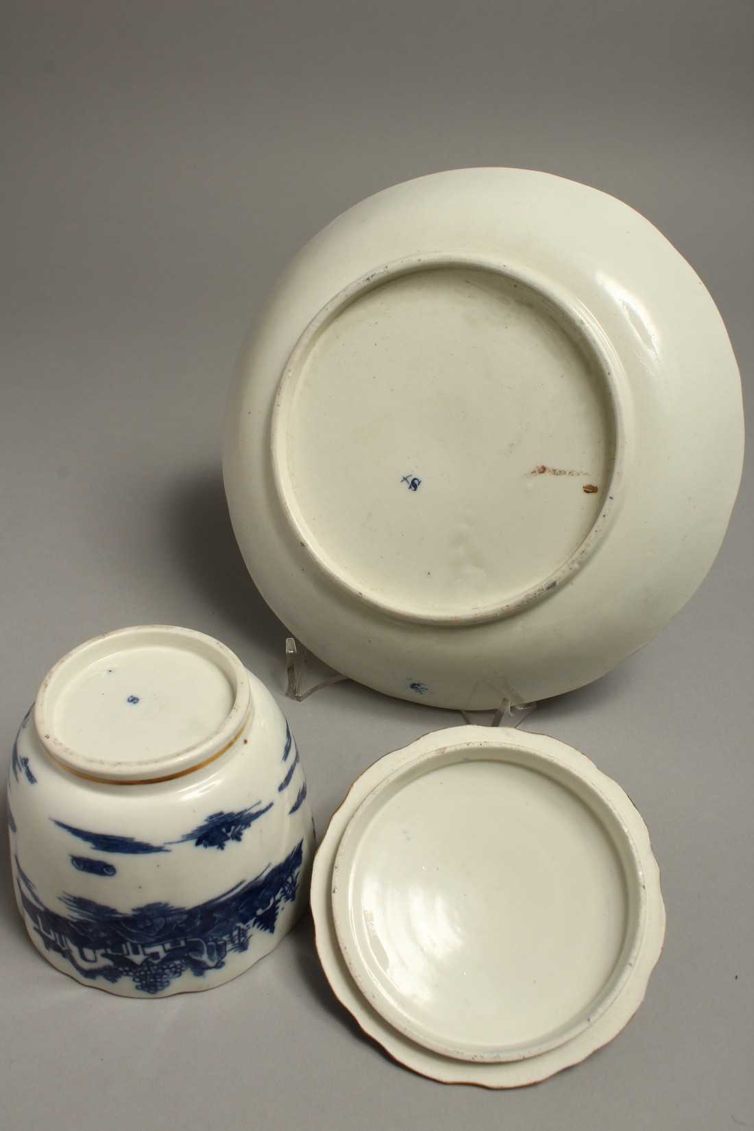 AN 18TH CENTRUY CAUGHLEY SUCRIER AND COVER in the Pagoda pattern and a matching saucer dish (3). - Bild 8 aus 8