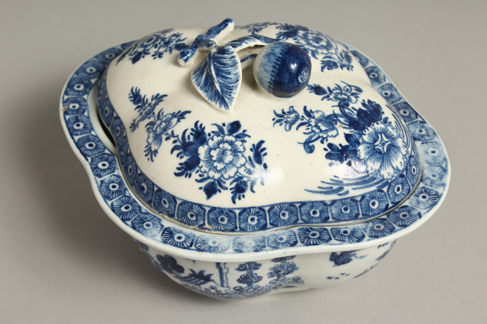 A DERBY BLUE AND WHITE QUATREFOIL-SHAPED TUREEN AND COVER, circa. 1765. - Bild 7 aus 9