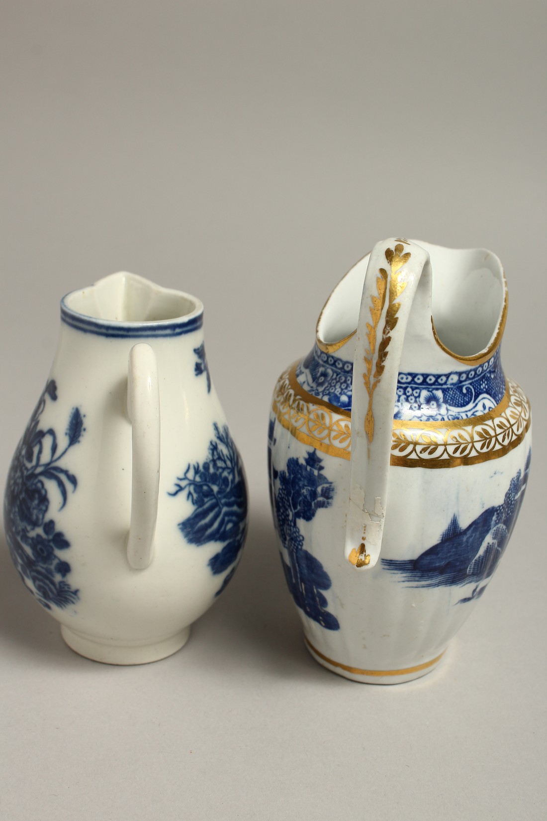 AN 18TH CENTRUY CAUGHLEY JUG printed with the Fence pattern and a Late Caughley jug printed with a - Bild 5 aus 7