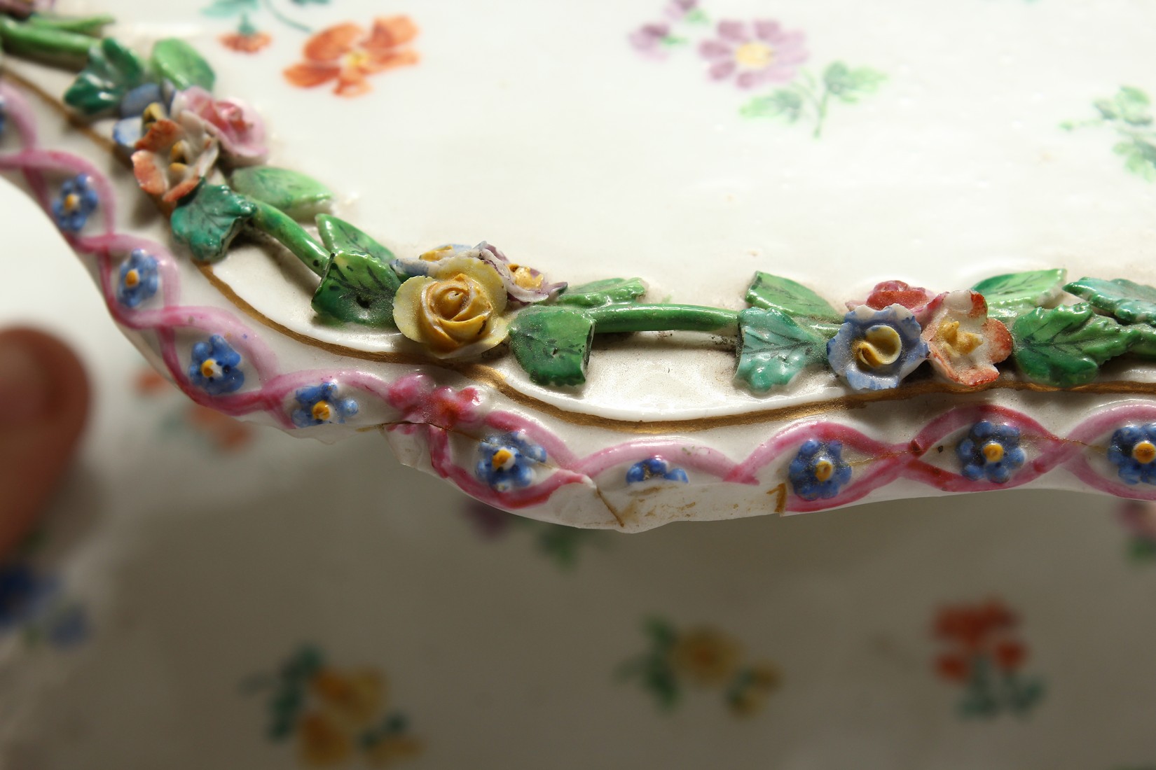 A 19TH CENTURY MEISSEN PORCELAIN TWO TIER STAND painted with roses and encrusted with flowers. Cross - Bild 5 aus 9