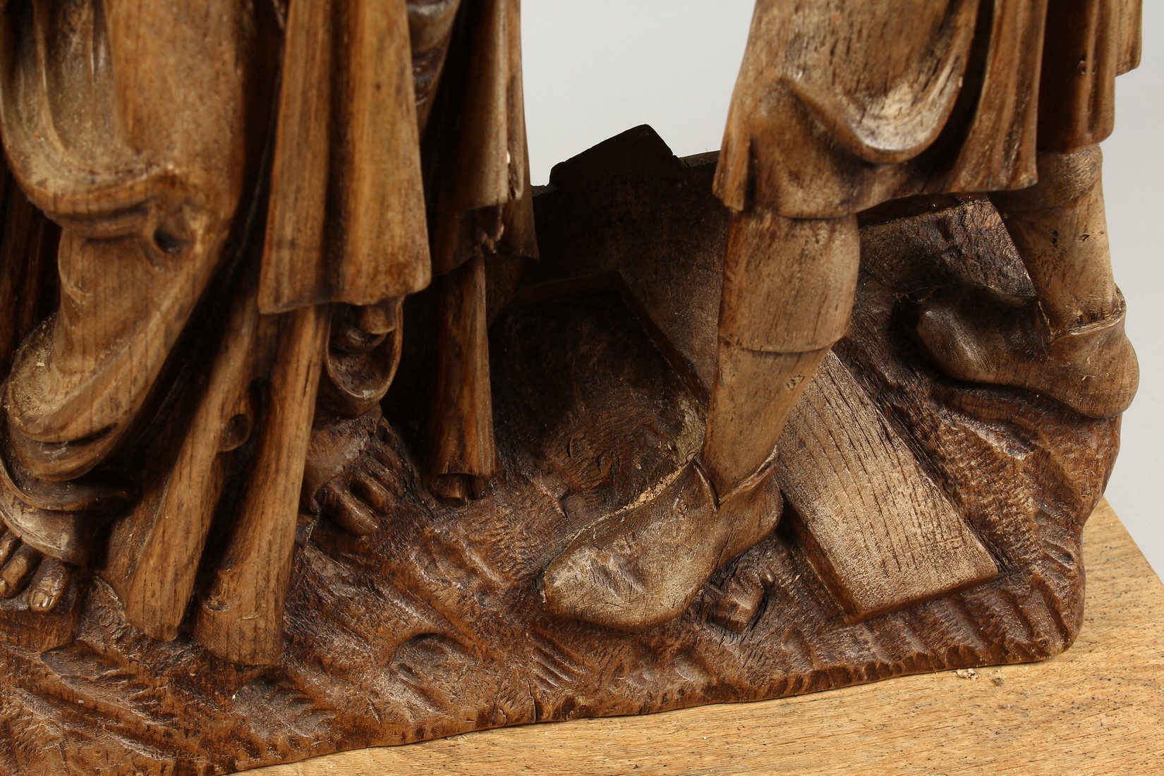 A SUPERB 18TH CENTURY GERMAN, CARVED LIMEWOOD GROUP, CHRIST with two men, the base with a cross - Image 4 of 5