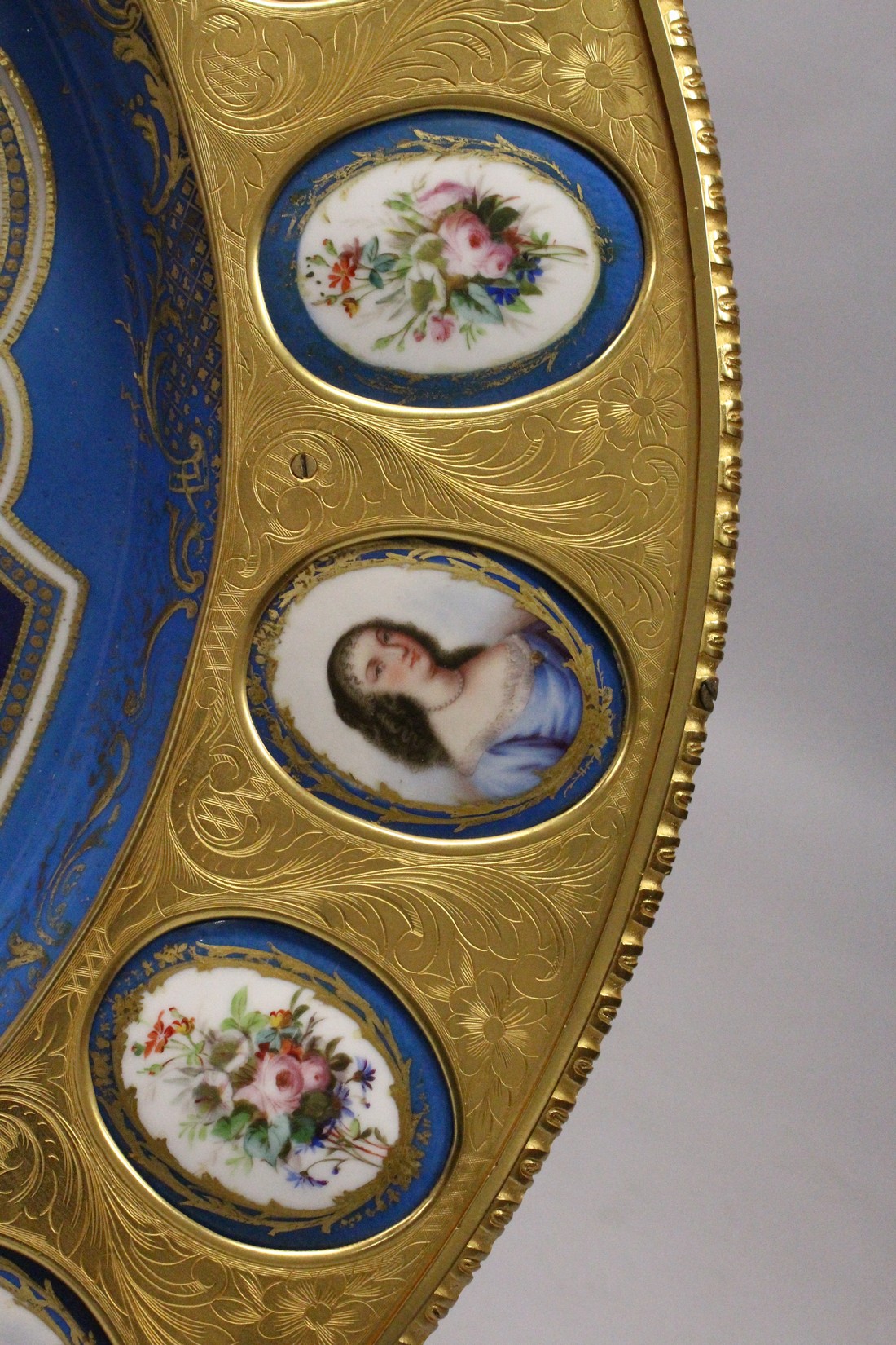 A SUPERB 19TH CENTURY SEVRES AND ORMOLU GEURIDON, thecircular top inset with a painted porcelain - Bild 11 aus 17