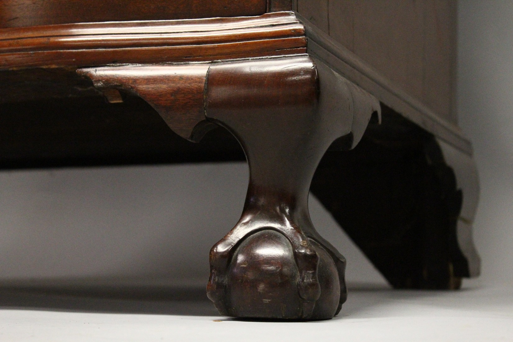 A SUPERB 18TH CENTURY AMERICAN, BOSTON, MAHOGANY, BUREAU BOOKCASE, the top with shaped cornice - Image 15 of 15