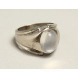 A 14CT WHITE GOLD MOONSTONE RING.