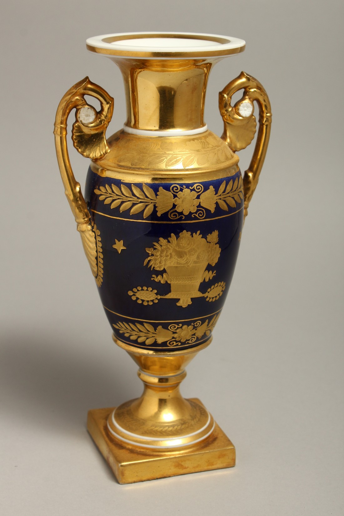 A 19TH CENTURY PARIS PORCELAIN TWO HANDLED VASE having a cobalt blue ground with etched gilded - Bild 2 aus 4