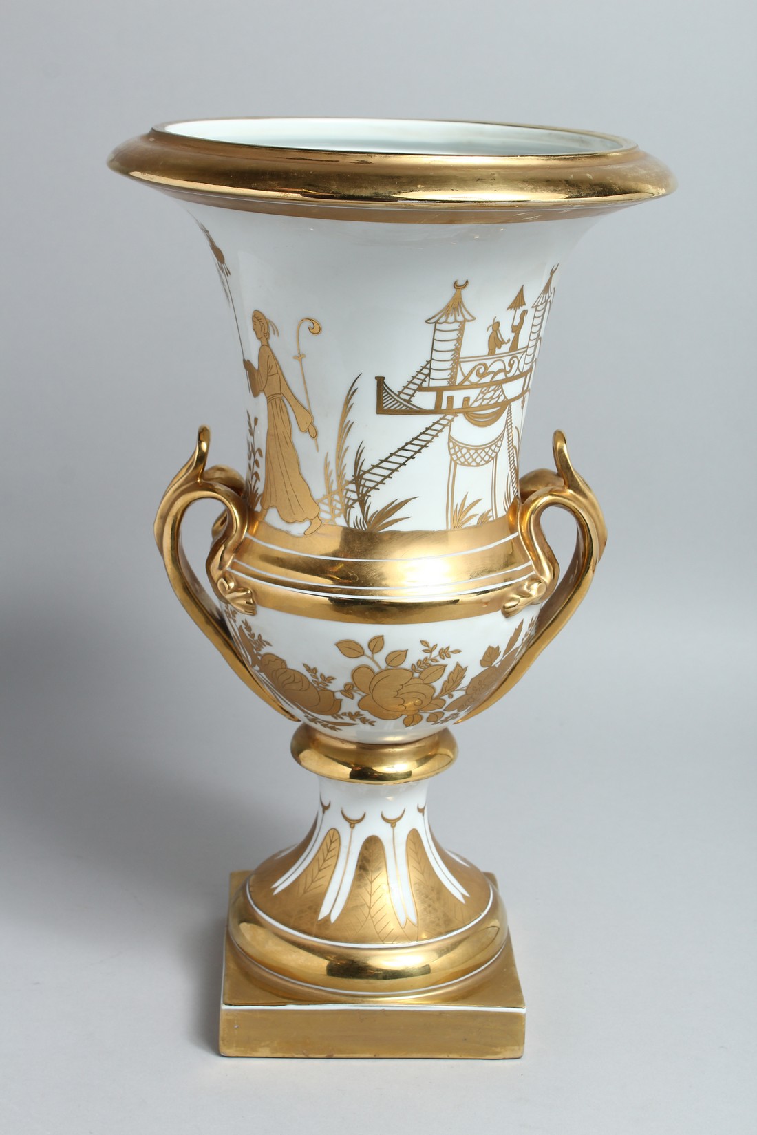 A PARIS WHITE AND GOLD TWO HANDLED URN SHAPED VASE on a square base. 15ins high. - Bild 3 aus 6