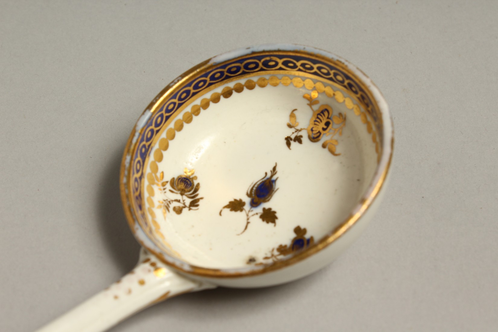 AN 18TH CENTRUY CAUGHLEY LADLE decorated in blue and gilt. - Bild 2 aus 4