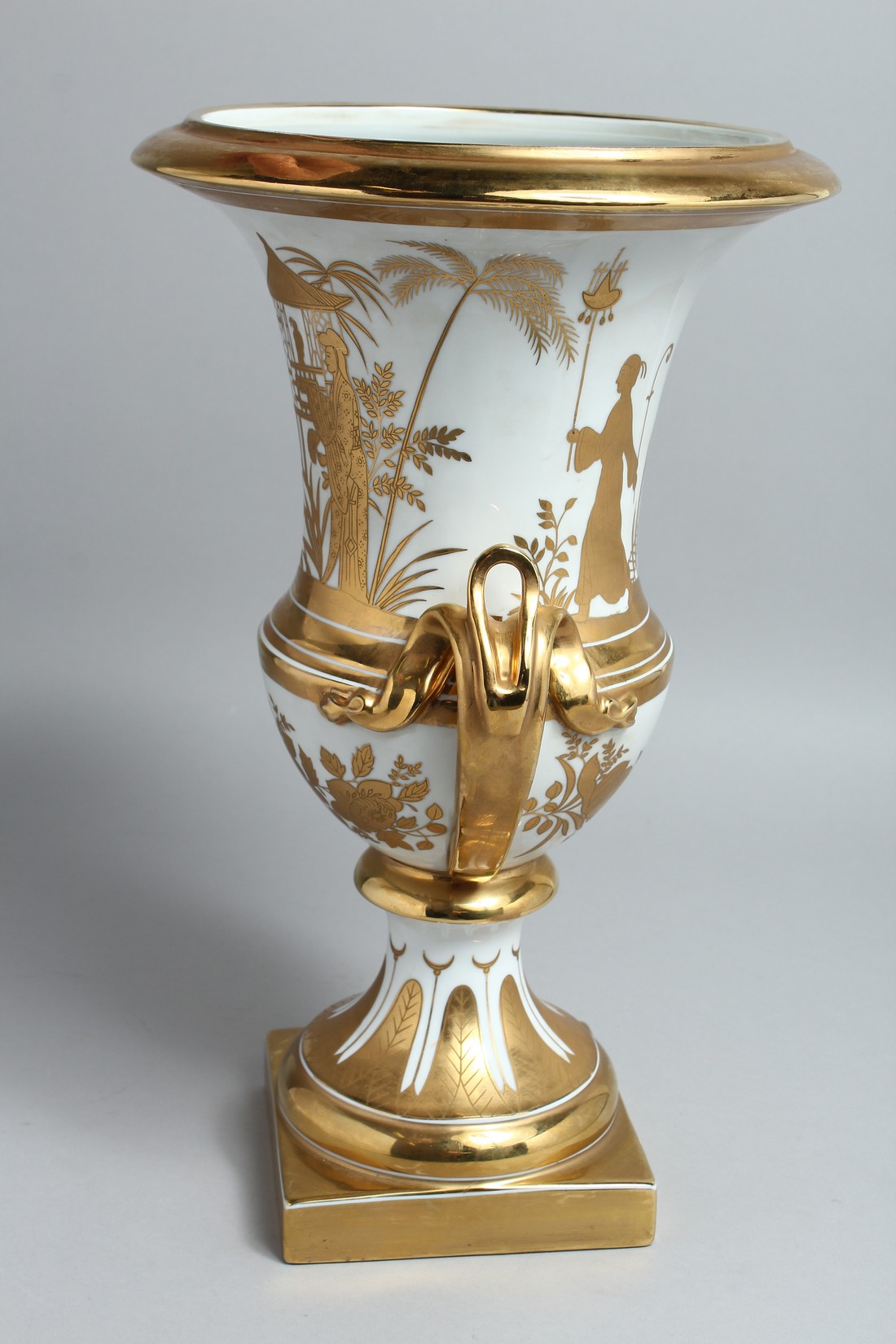 A PARIS WHITE AND GOLD TWO HANDLED URN SHAPED VASE on a square base. 15ins high. - Bild 4 aus 6