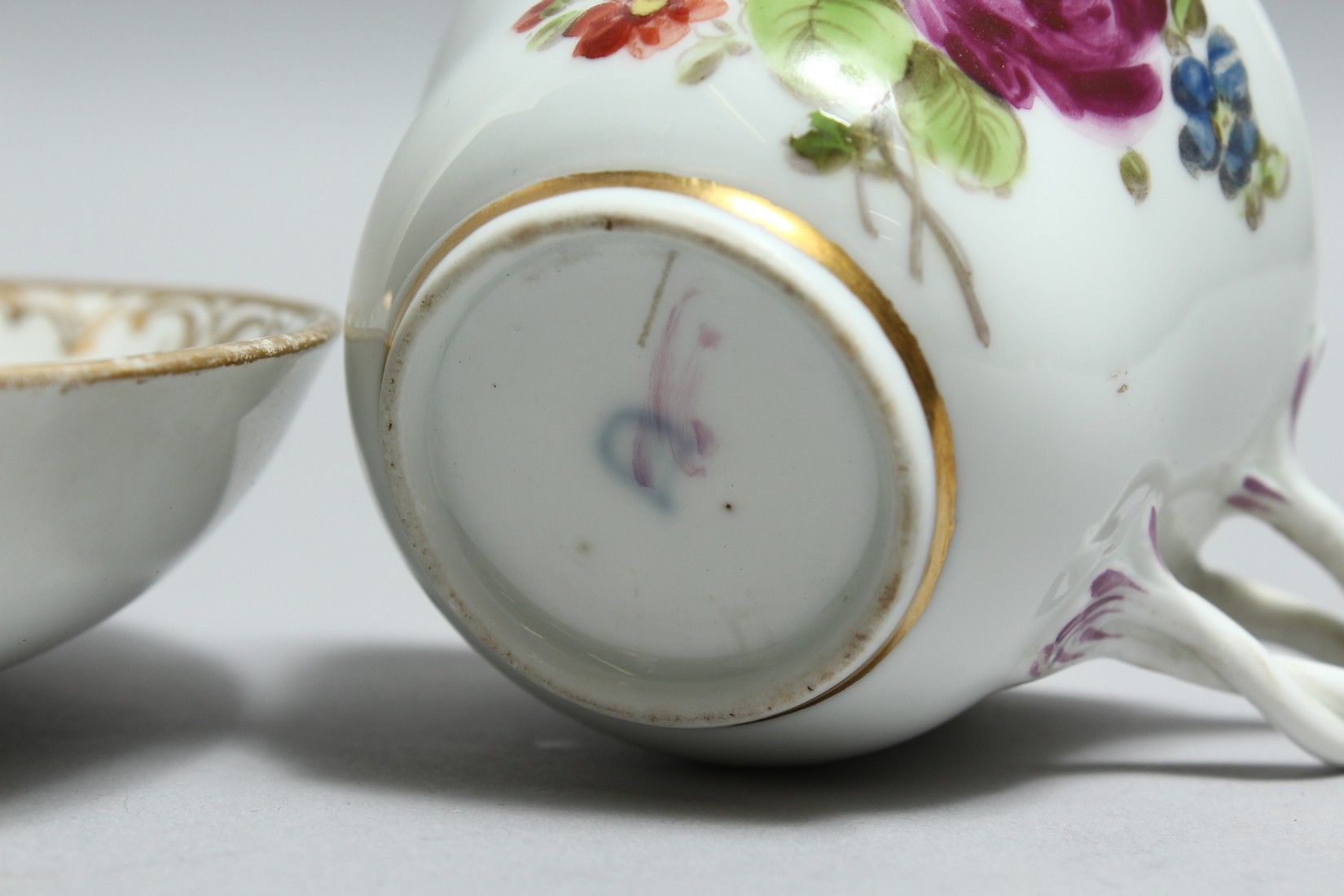 A 19TH CENTURY VIENNA PORCELAIN CUP AND SAUCER painted with flowers. Bee hive mark in blue. - Bild 6 aus 6