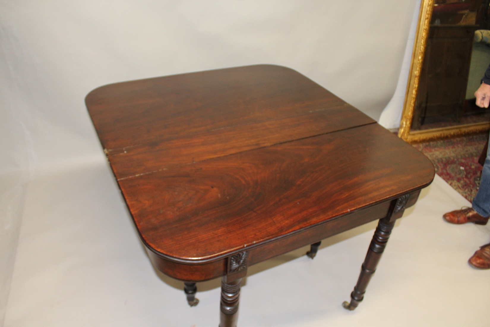 AN EARLY 19TH CENTURY MAHOGANY EXTENDING DINING TABLE, with patinated ratchet and hinged - Image 6 of 15