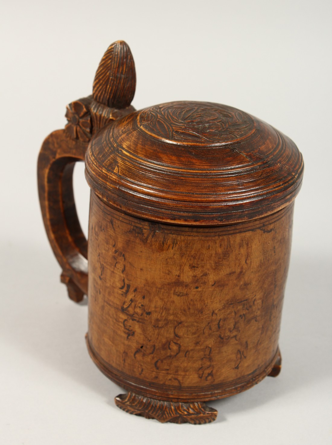 A GOOD 18TH CENTURY SCANDINAVIAN SYCAMORE PEG TANKARD. 6ins.