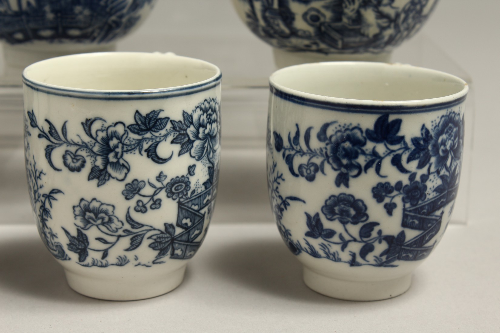 AN 18TH CENTURY CAUGHLEY BELL TOY, MOTHER AND CHILD TEA BOWL AND SAUCER, a coffee cup and two tea - Bild 4 aus 7