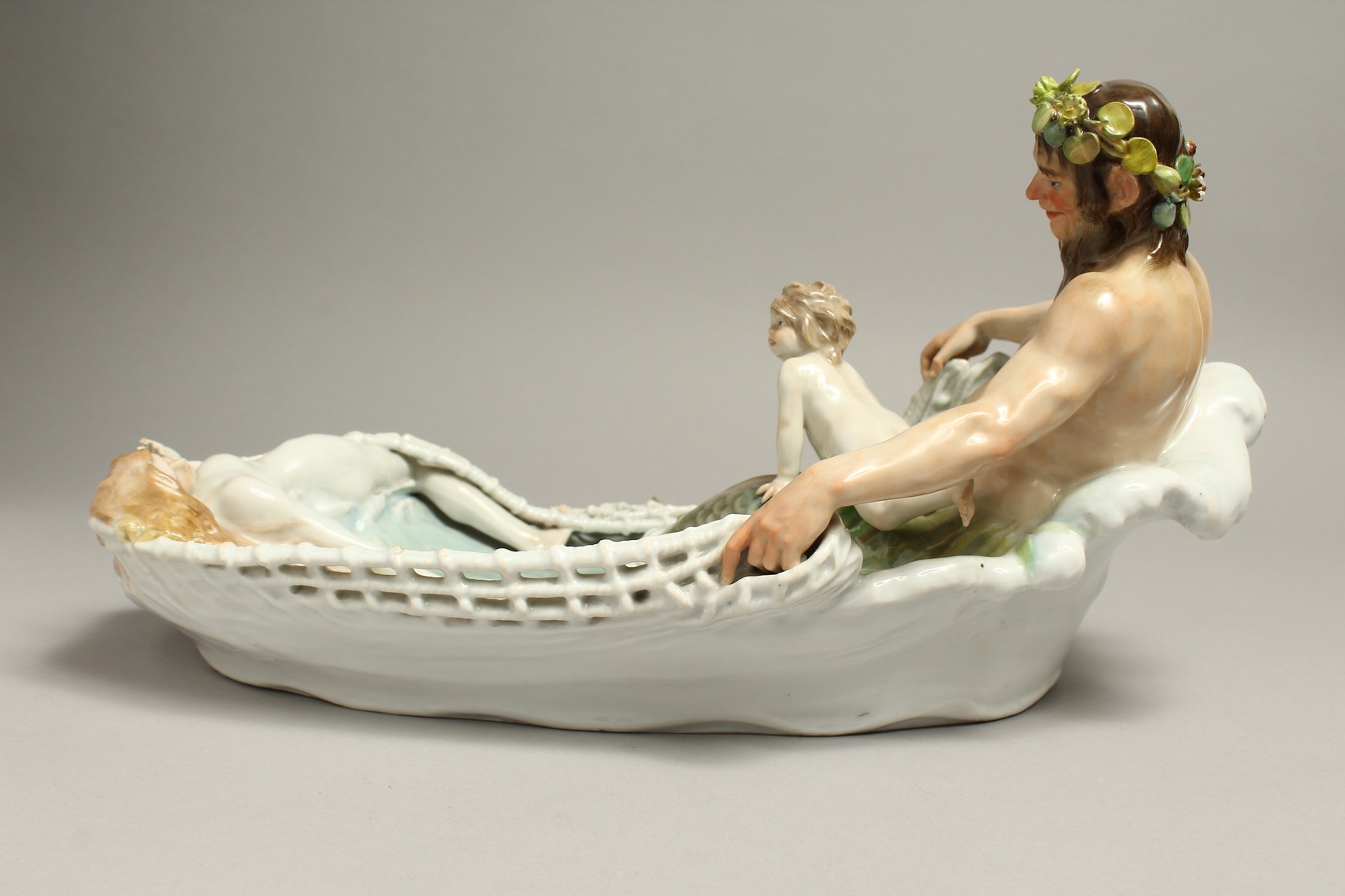 A SUPERB LARGE ART DECO MEISSEN PORCELAIN DISH as NEPTUNE pulling a fishing net with cupid and nymph - Bild 8 aus 9
