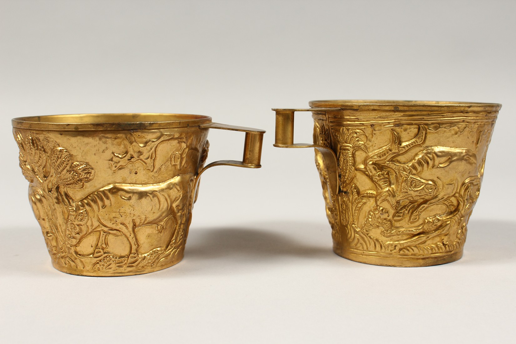 AFTER THE ANTIQUE. A PAIR OF GREEK TWO HANDLED GILT CUPS. 4ins diameter. - Bild 3 aus 8