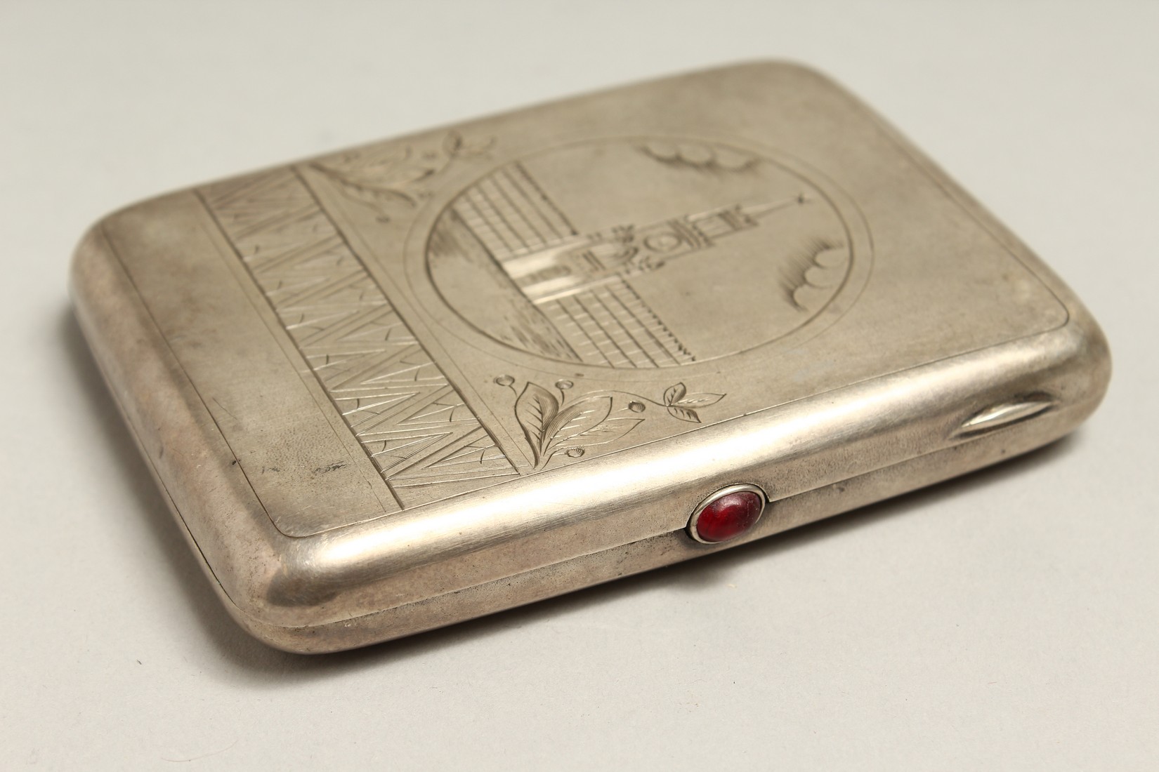 A RUSSIAN SILVER CIGARETTE CASE, the front engraved with a church. 4ins x 3ins - Bild 2 aus 6