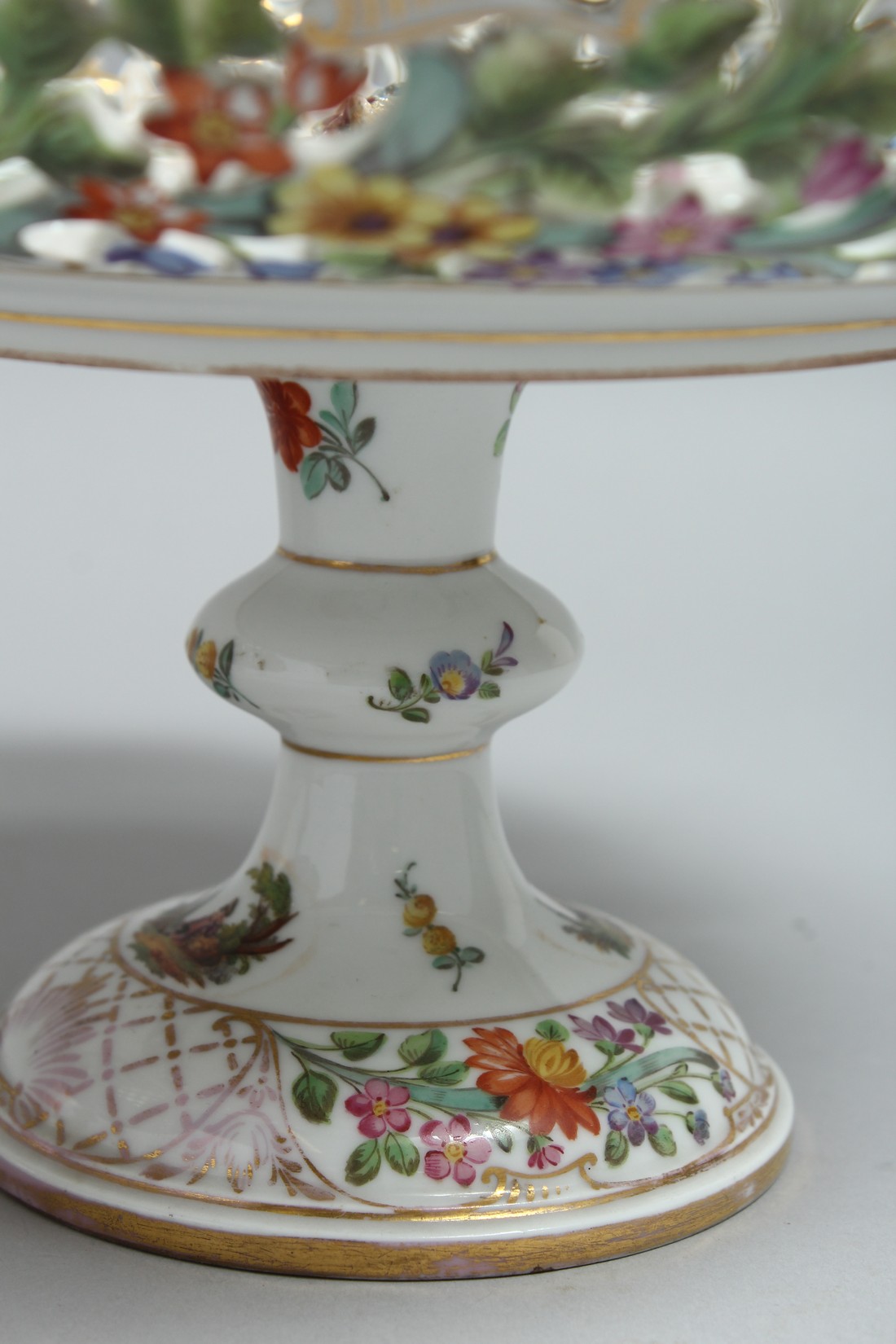 A VERY GOOD PAIR OF 19TH CENTURY DRESDEN PIERCED COMPORTS painted with flowers and figures mark in - Bild 5 aus 16