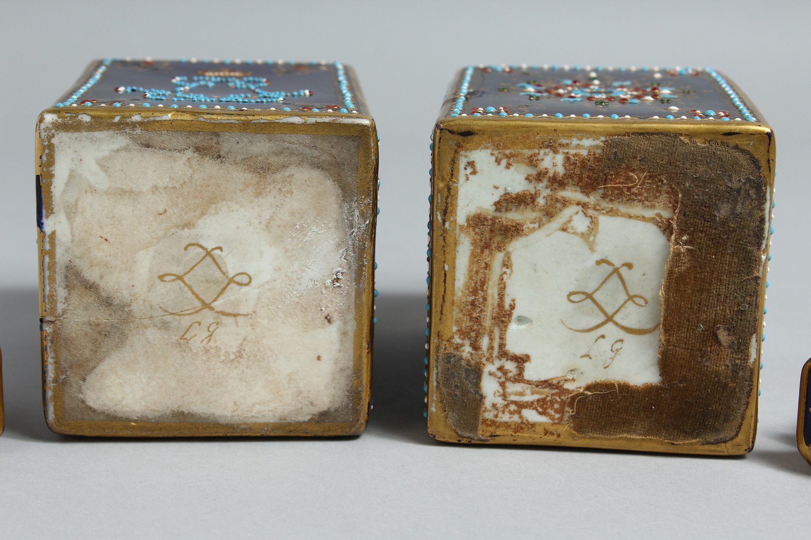 A NEAR PAIR OF 19TH CENTURY, SEVRES, FRENCH BLUE, PORCELAIN SQUARE BOTTLES AND STOPPERS with gilt - Bild 9 aus 9