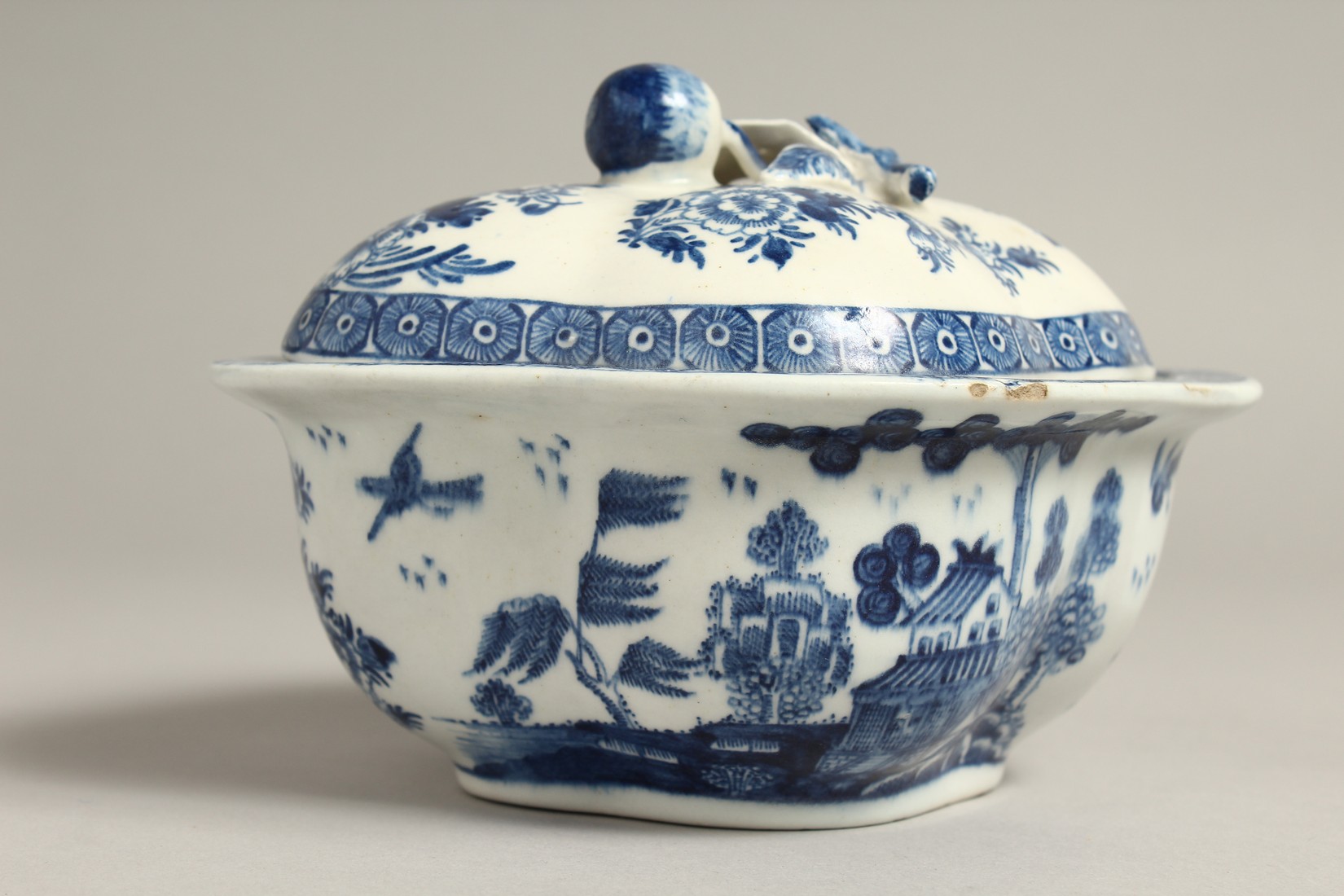 A DERBY BLUE AND WHITE QUATREFOIL-SHAPED TUREEN AND COVER, circa. 1765. - Bild 2 aus 9