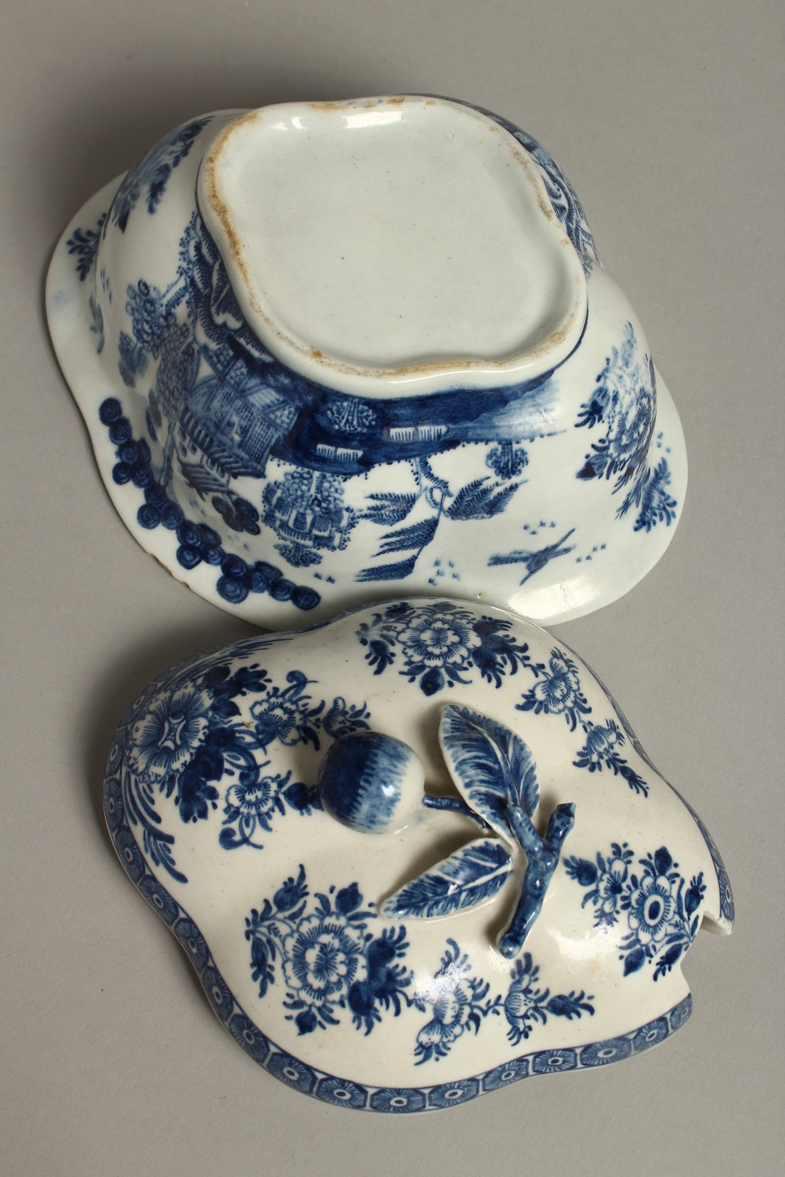 A DERBY BLUE AND WHITE QUATREFOIL-SHAPED TUREEN AND COVER, circa. 1765. - Bild 9 aus 9