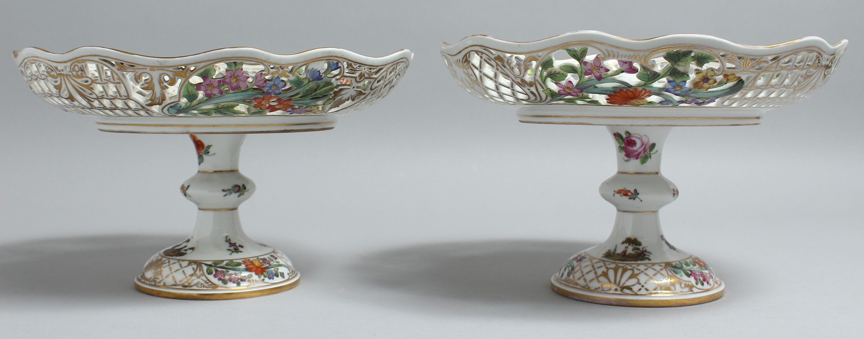A VERY GOOD PAIR OF 19TH CENTURY DRESDEN PIERCED COMPORTS painted with flowers and figures mark in - Bild 2 aus 16