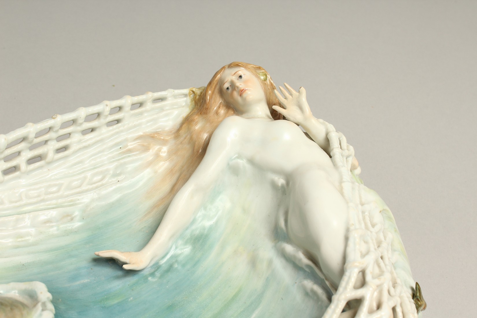 A SUPERB LARGE ART DECO MEISSEN PORCELAIN DISH as NEPTUNE pulling a fishing net with cupid and nymph - Bild 2 aus 9