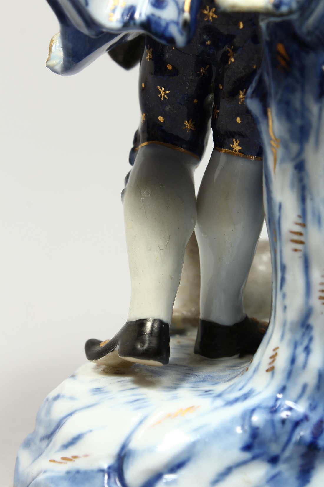 A GOOD MEISSEN PORCELAIN GROUP OF YOUNG LOVERS, a man with a lamb at his feet, a seated lady playing - Bild 7 aus 18