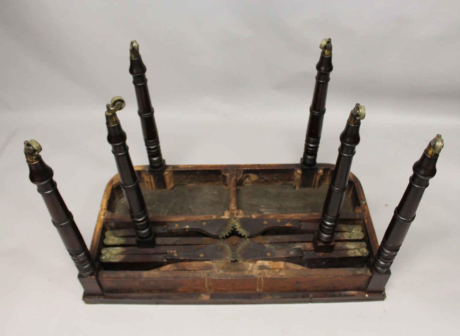 AN EARLY 19TH CENTURY MAHOGANY EXTENDING DINING TABLE, with patinated ratchet and hinged - Image 11 of 15