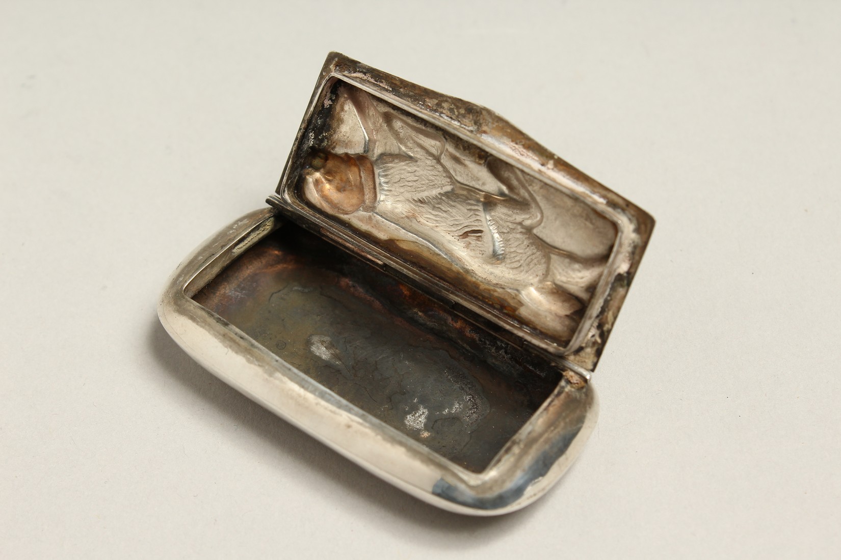 A SILVER SNUFFF BOX the lid fitted with a dog in relief. 2.25ins long. - Bild 3 aus 3