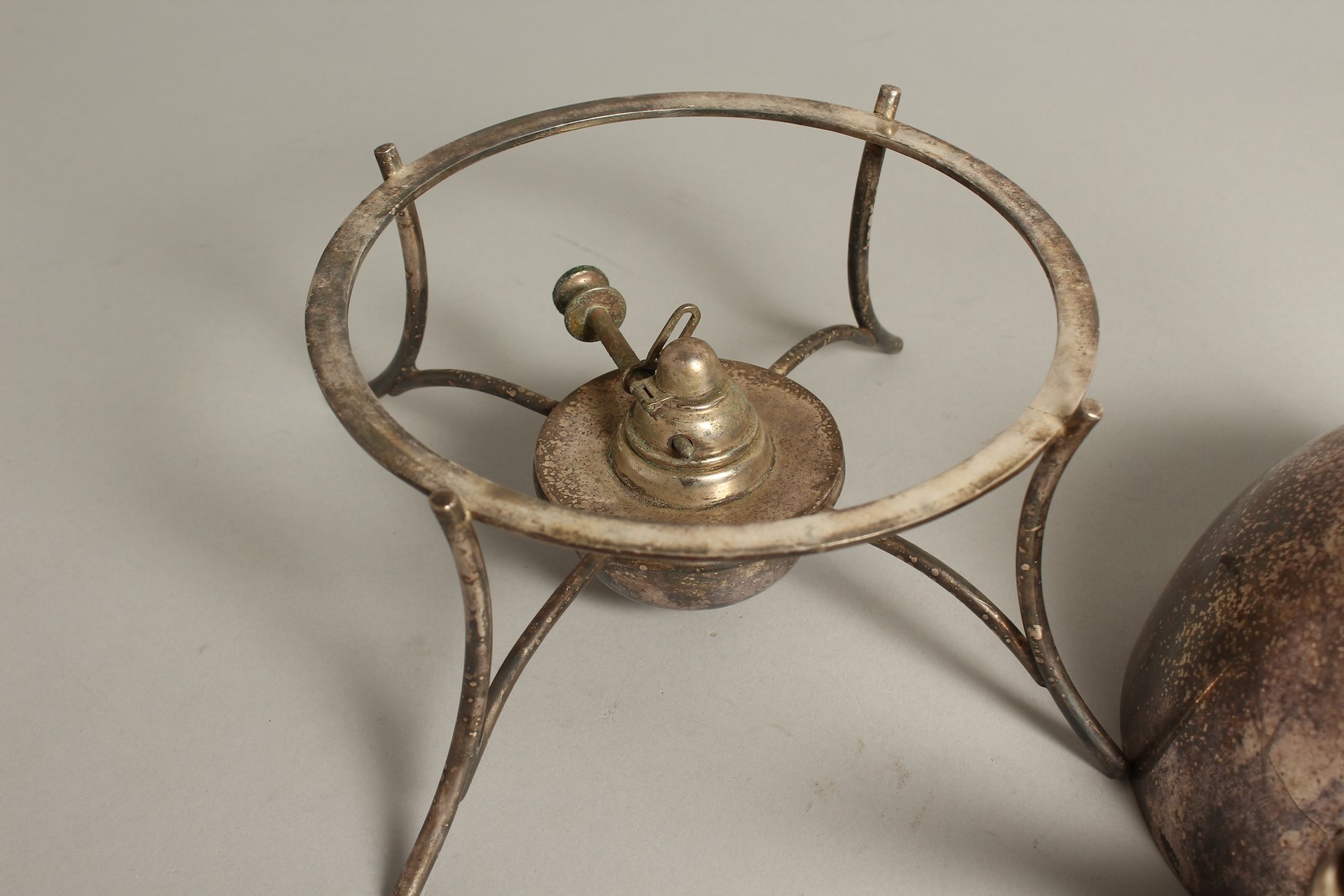 AN ARTS AND CRAFTS SILVER PLATED TEA KETTLE ON STAND after a design by CHRISTOPHER DRESSER, circa. - Bild 3 aus 3