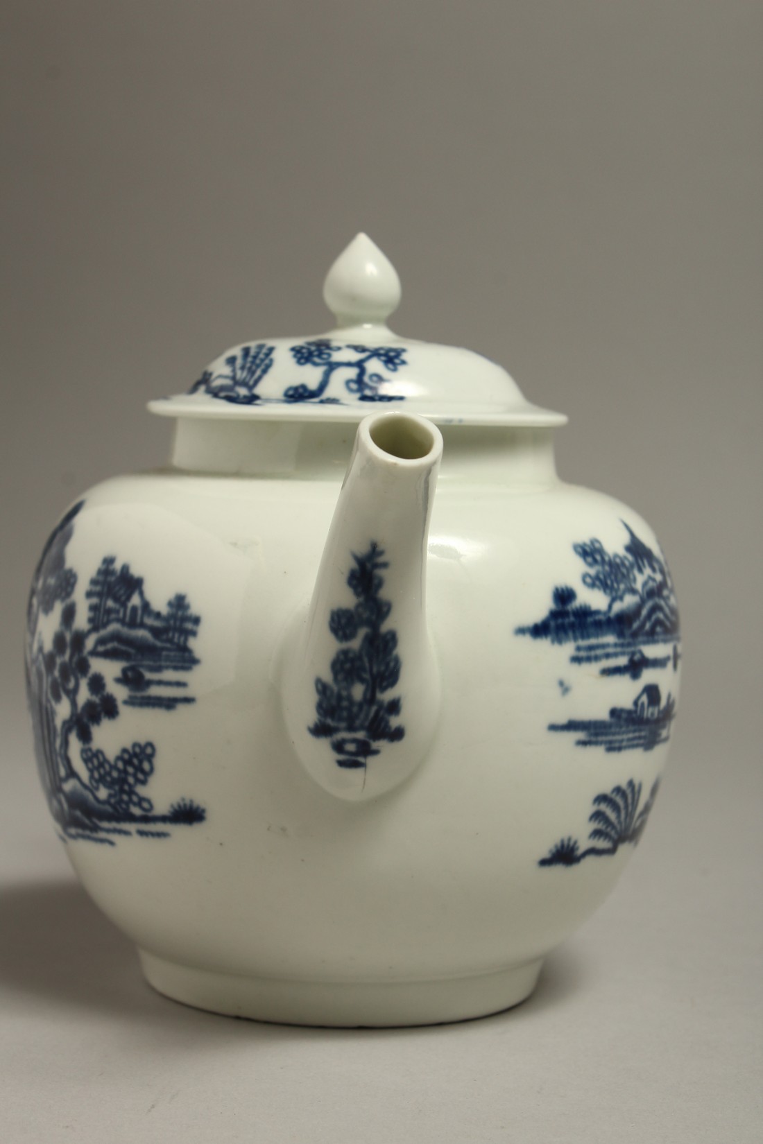 AN 18TH CENTRUY WORCESTER TEA POT AND COVER, decorated with the Man in Pavillion pattern. - Bild 4 aus 7