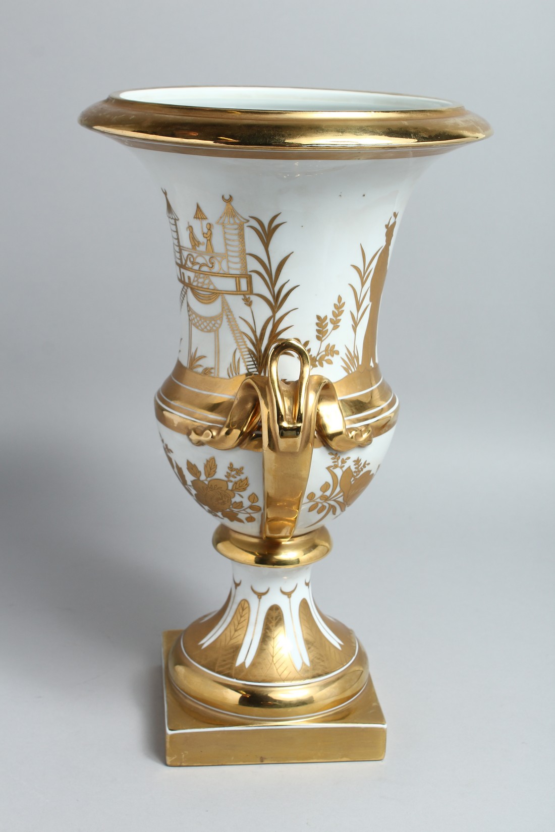 A PARIS WHITE AND GOLD TWO HANDLED URN SHAPED VASE on a square base. 15ins high. - Bild 2 aus 6