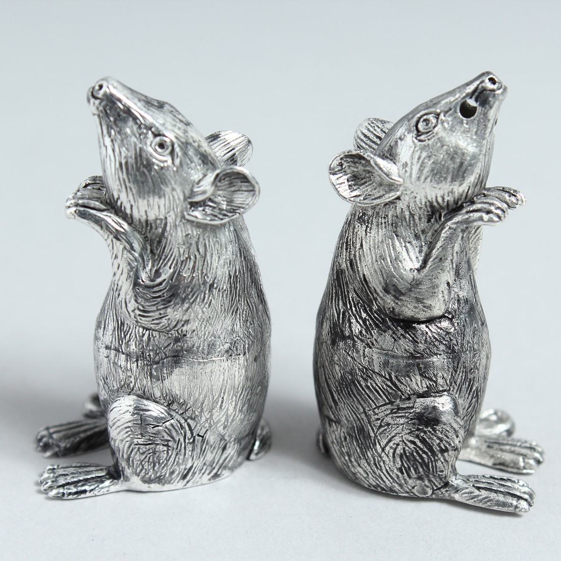 A PAIR OF .800 MICE SALT AND PEPPERS - Bild 2 aus 2