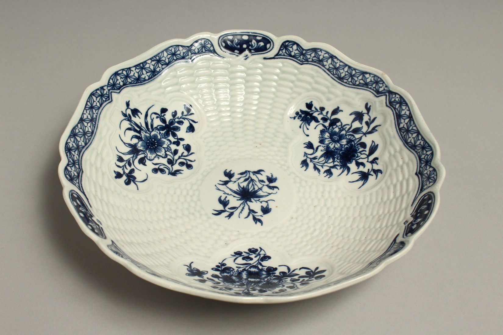 A WORCESTER BLUE AND WHITE CIRCULAR JUNKET DISH, rare, painted with a varient of the junket dish - Bild 3 aus 9