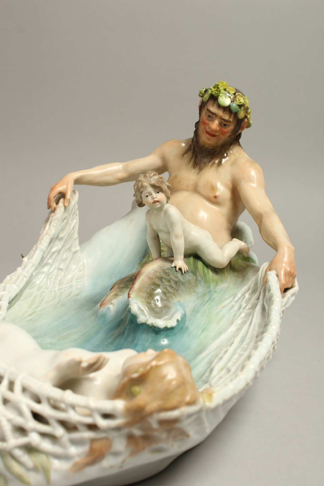 A SUPERB LARGE ART DECO MEISSEN PORCELAIN DISH as NEPTUNE pulling a fishing net with cupid and nymph - Bild 6 aus 9